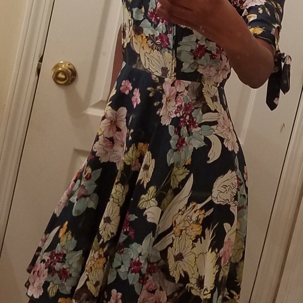 Adorable Guess dress!! - Picture 3 of 7